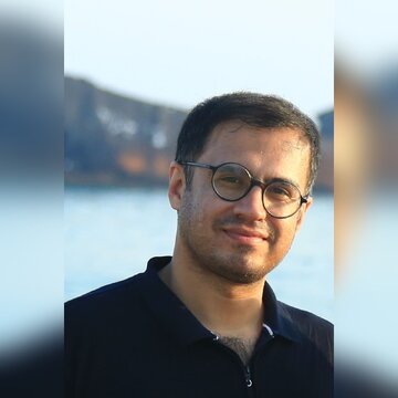 خوش در میان درختان