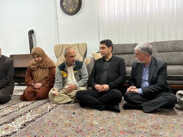 دیدار وزیر ارشاد با خانوادە نوزادی که در جنگ ۱۲ روزه شهید شد