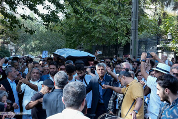 روزنامه اصولگرا: بسیاری از اهالی سینما و روشنفکران چون نان به نرخ روز می خورند، در مراسم تشییع ناصر تقوایی شرکت نکردند