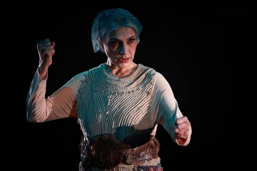 زنی که برای بازگشت برکت به باغ، به عقد درخت درآمد/ چرا کورِ خودیم و بینای کارِ دیگران؟