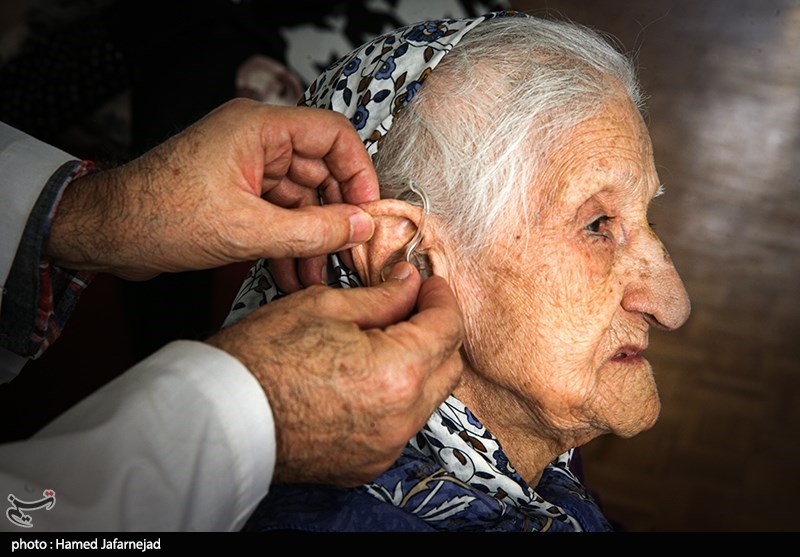 علائم کمشنوایی در سالمندان/ یک سوم افراد بالای ۶۵ سال کمشنوایی دارند