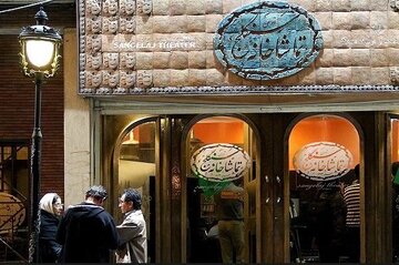 غَم غُربت… به سنگلج رسید/ تماشاگران بالای ۱۲ سالی که روی صحنه مینشینند