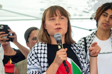 مقامات سوئد از سوءرفتار رژیم اسرائیل با «گرتا تونبرگ» خبر دادند/ این فعال حقوق بشر در سلول آلوده نگهداری شده است/ اجازه خوابیدن به گرتا ندادند