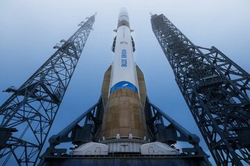 موشک ۱۰۰ متری برای پرتاب از انبار بیرون آورده شد / عکس