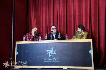 هرکس گفت همه را دور بریز و فقط خودت باش، دارد نسخه بدبختی می‌پیچد/ در جلسه اکران «دریای عمیق آبی» مطرح شد