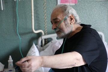 وداع قبل از رفتن جواد عزتی و عباس جمشیدی‌فر با محمد کاسبی/ عکس