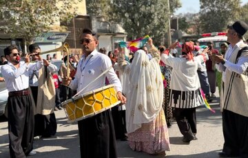 کارناوال شادی آغازگر هجدهمین جشنواره تئاتر خیابانی مریوان شد