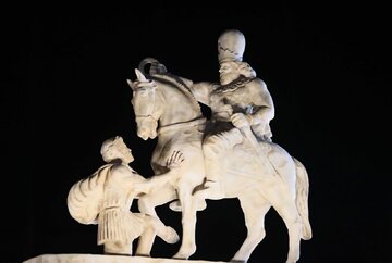 از مغایرتهای تاریخی تا ایرادهای شکلی مجسمه «زانو زدن والریانوس»/ باید دید مانعتراشیها در روز کوروش متوقف میشود؟