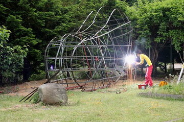 خلق اثر هنری با برگهای پاییزی/ آثاری که طی سه روز در میدان مشق اجرا میشوند