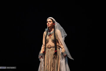 زنی که برای برگشت برکت به باغ به عقد درخت درآمد/ گزارش تصویری نمایش «عروس انار»