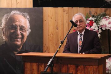 شاعری که اگر از او بپرسید چرا فیلم بازی کردی یا آواز خواندی؟ میگوید: دوست داشتم!/ شمس لنگرودی ۷۶ ساله شد