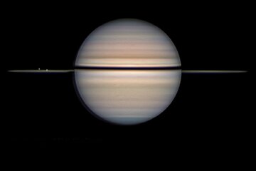 عکس روز ناسا از عبور قمرهای یخی از مقابل حلقههای زحل