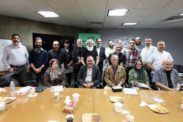 موضوع: عجله/ چهره‌نگاری از پرویز شاپور، کامبیز درم‌بخش، اردشیر محصص، غلامعلی لطیفی و جواد علیزاده/ دوازدهمین دوسالانه کاریکاتور تهران کلید خورد