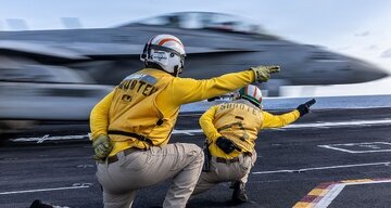 پرواز جنگندهها از قدرتمندترین ناو جنگی جهان