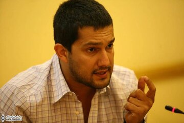 پریدن حامد بهداد روی میز در نشست خبری/ عکس