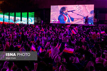 چرا همایون شجریان در میدان آزادی، نه اما پرواز همای، حامد همایون، میثم ابراهیمی و راغب در میدان انقلاب، آری؟/ مراسمی با جمعیتی سازمانیافته