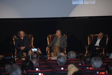 کارگردانِ ۷۴ ساله‌ای که در ۳۵ سالگی هم پیشتاز بود/ تقدیر از کهن‌سال‌ترین «سینماگر» در قیدِ حیات سینمای ایران/ تجلیل از زنِ در سایه‌ی سینما