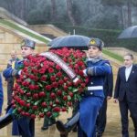 ادای احترام وزیر امور خارجه به شهدای جمهوری آذربایجان+عکس