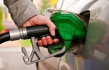 ادعای یک نماینده مجلس درباره قیمت بنزین/ هر لیتر بنزین برای دولت ۱۵ هزار تومان تمام میشود؟