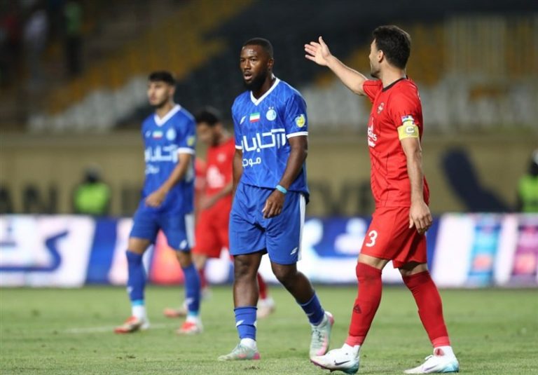 با وجود نارسایی قلبی، مهاجم استقلال با مجوز بازی میکند