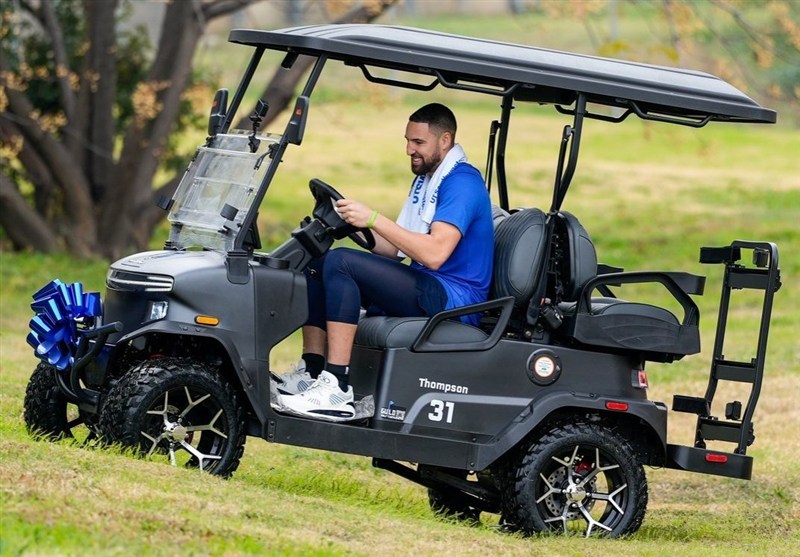 بابانوئل در رختکن تیم بسکتبال دالاس/ کایری اروینگ همتیمیهایش را غافلگیر کرد