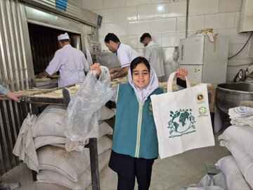 توزیع کیسههای پارچهای با هدف کاهش مصرف پلاستیک در شیروان