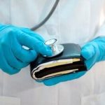 روایت عضو پیشین هیات مدیره نظام پزشکی؛ پزشک برای عمل زیبایی علاوه بر پول جراحی، گردنبند طلای زن را هم گرفته بود/ تا ۵۰۰ میلیون هم زیرمیزی میگیرند