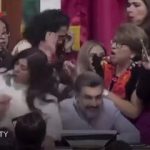 زنان نماینده با یورش به تریبون کنگره موهای یکدیگر را کندند! / فیلم