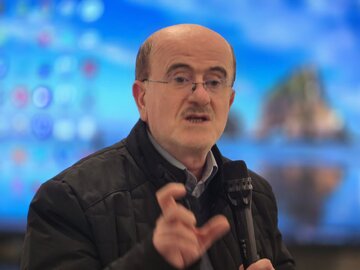 لاهوتی در تذکر شفاهی: تمامی قوانین باید توسط نمایندگان مردم در مجلس به تصویب برسد