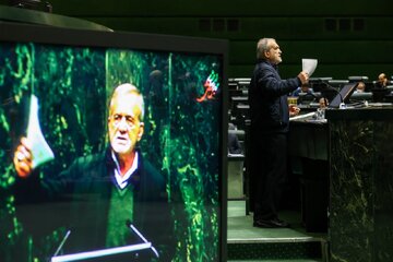 معماریان: بعید است اصلاحات زیادی در بودجه شود/ دولت با افزایش نرخ ارز کالا برگ بیشتری منتشر میکند