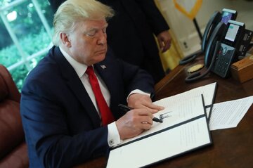 وزارت دادگستری چه چیزی را درباره ترامپ در پرونده اپستین پنهان میکند؟