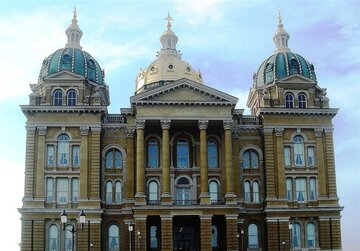 پیروزی دموکراتها در انتخابات سنای ایالتی آیووا/ نانسی پلوسی: کنترل کنگره را به دست میگیریم