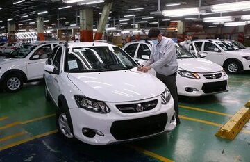 کف قیمت خودرو به ۷۰۰ میلیون رسید/ فرزانه: خودرو بهطور میانگین ۳۵ درصد از نرخ دلار عقب مانده است