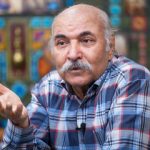 یک قهوه‌چی عاشق سینما که شبیه فردین در «گنج قارون» می‌رقصد