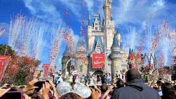 حادثه وحشتناک در دیزنیلند؛ کارمندی که با فداکاری جان تماشاگران را نجات داد