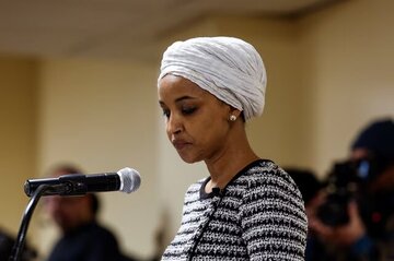 حمله با سرنگ به ایلهان عمر/ عکس