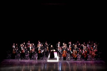 دیالوگ با رهبرِ زن/ پانیذ فریوسفی با ۴۸ نوازنده و ترکیبی از سازهای زهی و آرشهای روی صحنه رفت