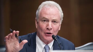 سناتور دموکرات: ترامپ دلگرمی بیاساسی به معترضان ایرانی میدهد که جان خود را به خطر میاندازند/ ما باید با تحریم نظام جمهوری اسلامی را تغییر دهیم