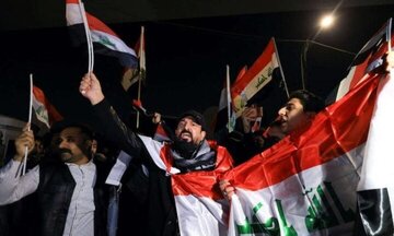 عراقیها عکس ترامپ و پرچم آمریکا را به آتش کشیدند