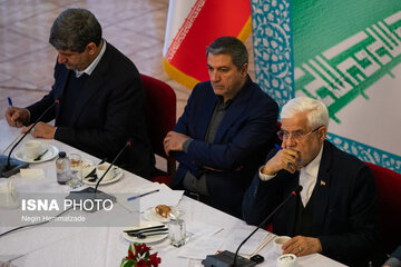 نشست محمدرضا عارف با جمعی از هنرمندان/ عکس