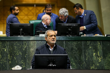 کنایه پزشکیان به المیرا شریفیمقدم