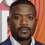 اجرای عجیب یک خواننده رپ؛ جاری شدن خون از چشمها و پچ روی سینه!