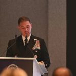 تصویر فرود هواپیمای برد کوپر فرمانده سنتکام به مسقط در محل مذاکره ایران و آمریکا