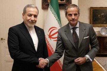 تماس مدیرکل آژانس بینالمللی انرژی اتمی با عراقچی
