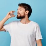 حتی اگر تشنه نیستید، این ۶ علامت میگوید بدنتان آب میخواهد!