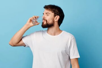 حتی اگر تشنه نیستید، این ۶ علامت میگوید بدنتان آب میخواهد!