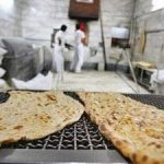 صفهای شلوغ نانواییها؛ برخی دامداران و مرغداران به جای خرید جو و ذرت، به سراغ نانهای یارانهای برای خوراک دام و طیور رفتند