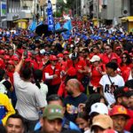 هواداران مادورو در کاراکاس به خیابانها ریختند / «ونزوئلا نیکلاس میخواهد» / اپوزیسیون خواهان عفو عمومی و حامیان مادورو خواوهان بازگشت او هستند