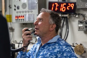 ویتکاف از ناو آبراهام لینکلن: با خلبانی که پهپاد ایران را سرنگون کرد دیدار کردم، عزم آمریکایی اینگونه است + تصاویر