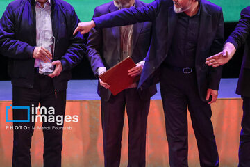 پیامهای ویدیویی پررنگتر از بازیگران / شبی که با بغض، شوخی با دبیر و رئیس جمهور سپری شد